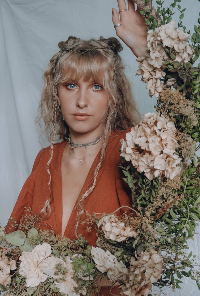 So happy that my single ‘Third Lung’ is out in the world ✨🧝🏻‍♀️✨

Watch the official music video now: 
linktr.ee/megandixonhood