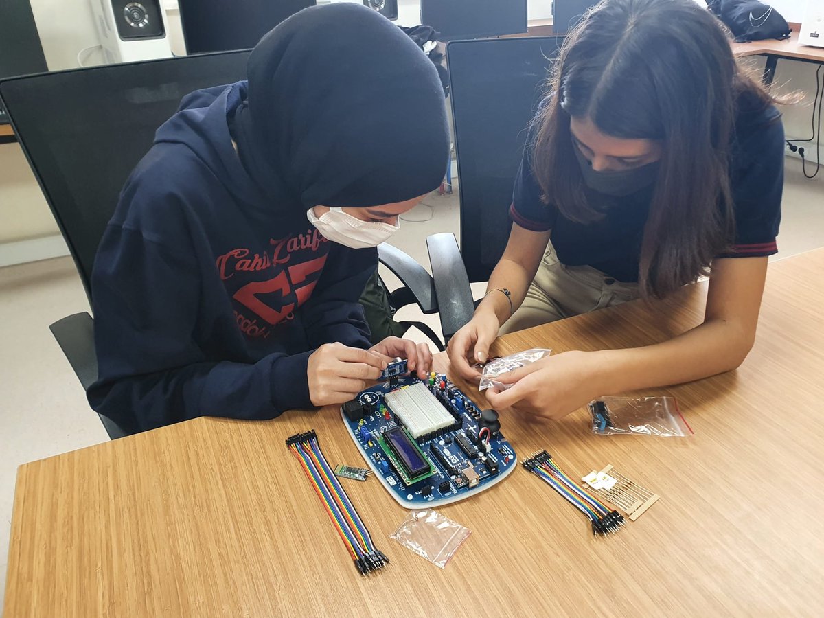OmerYigit8161's tweet image. #CodeWeek2021 "CZAL Arduino Öğreniyorum" etkinliği kapsamında öğrencilerimiz Tinkercad ve Arduino ortamları üzerinden kodlama etkinlikleri ve uygulamalar gerçekleştirdiler.
#Code4Mersin
#CodeWeek
@tcmeb @AdemKoca46 @MersinMEM @toroslarmem @CodeweekTurkiye @CodeWeekEU