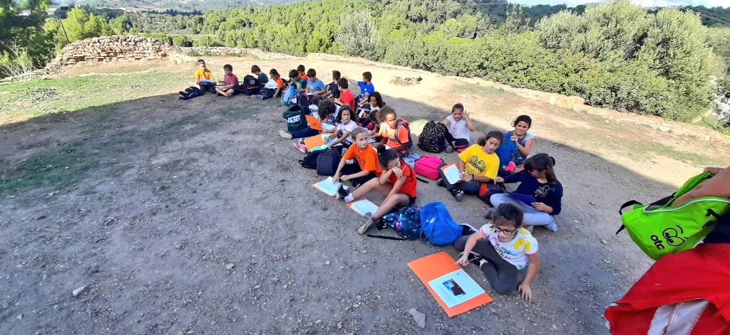 EscCastellCiuro's tweet photo. La classe de les oceanògrafes (4t B) vam observar, olorar i tastar plantes aromàtiques al Botànic. 🌿 Moltes gràcies @CEM_MolinsdeRei!!!

Vam dibuixar el Castellciuró i vam treballar molt amb les brúixoles. 🖌️🖼️

Va ser un gran dia! 😊

#apadrinemelnostrepatrimoni https://t.co/oaao1mxuK9