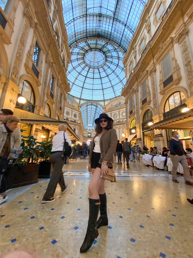buseasani's tweet photo. In Milano singing ohhh, mamma mia-ma, ma-mamma mia-ah https://t.co/uyulDz6nLN