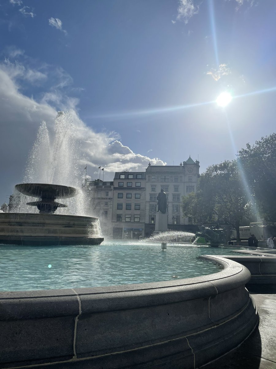 KerryReeves11's tweet photo. London, you are beautiful in the sunshine 🤩🌞 https://t.co/dV7EokjGch