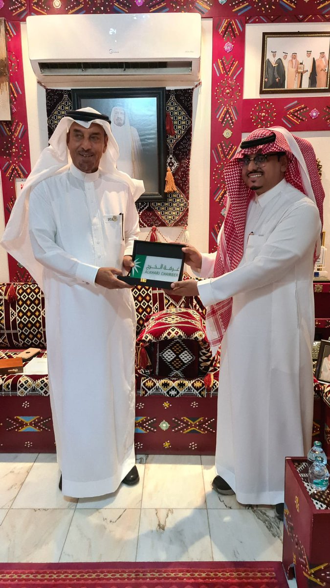 HscKcci's tweet photo. قدّم اليوم سعادة رئيس مجلس #السعادة الاقتصادي الاستاذ تركي قشلان إلى
سعادة الشيخ عبدالمحسن الحكير 
وبحضور سعادة مساعد الأمين العام الاستاذ خالد آل عويدان 
" العضوية الذهبية الدائمة في مجلس السعادة الاقتصادي بغرفة الخرج"
يسعد المجلس برمز وقامة بمكانة الشيخ عبدالمحسن https://t.co/3VeCptAOTB