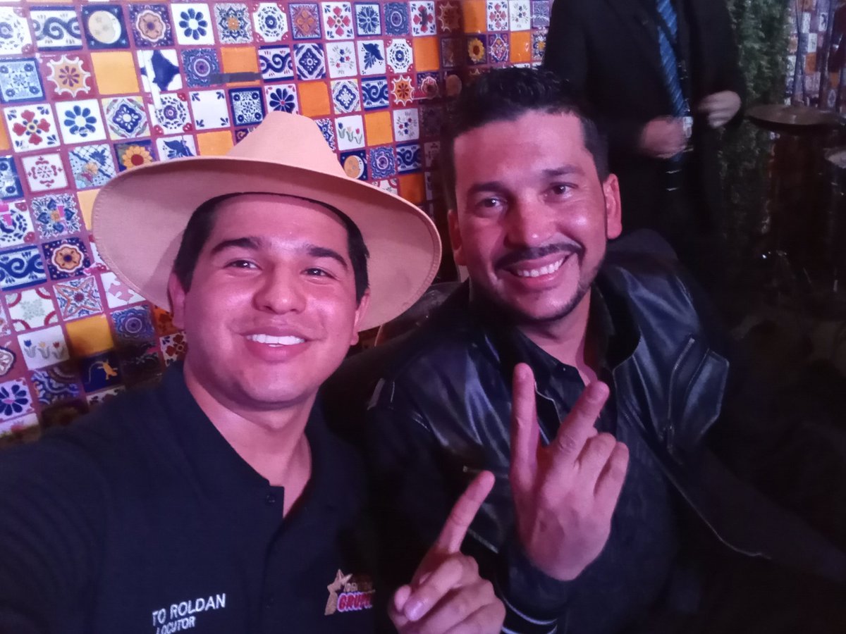 elcomparoldan_'s tweet photo. Una de ayer con mi compa @luisangelelfla en la firma de autógrafos para @idgruperaofi 
.
.
.
#luisangelelflaco #luisangelfranco https://t.co/5V71A8Pxrc