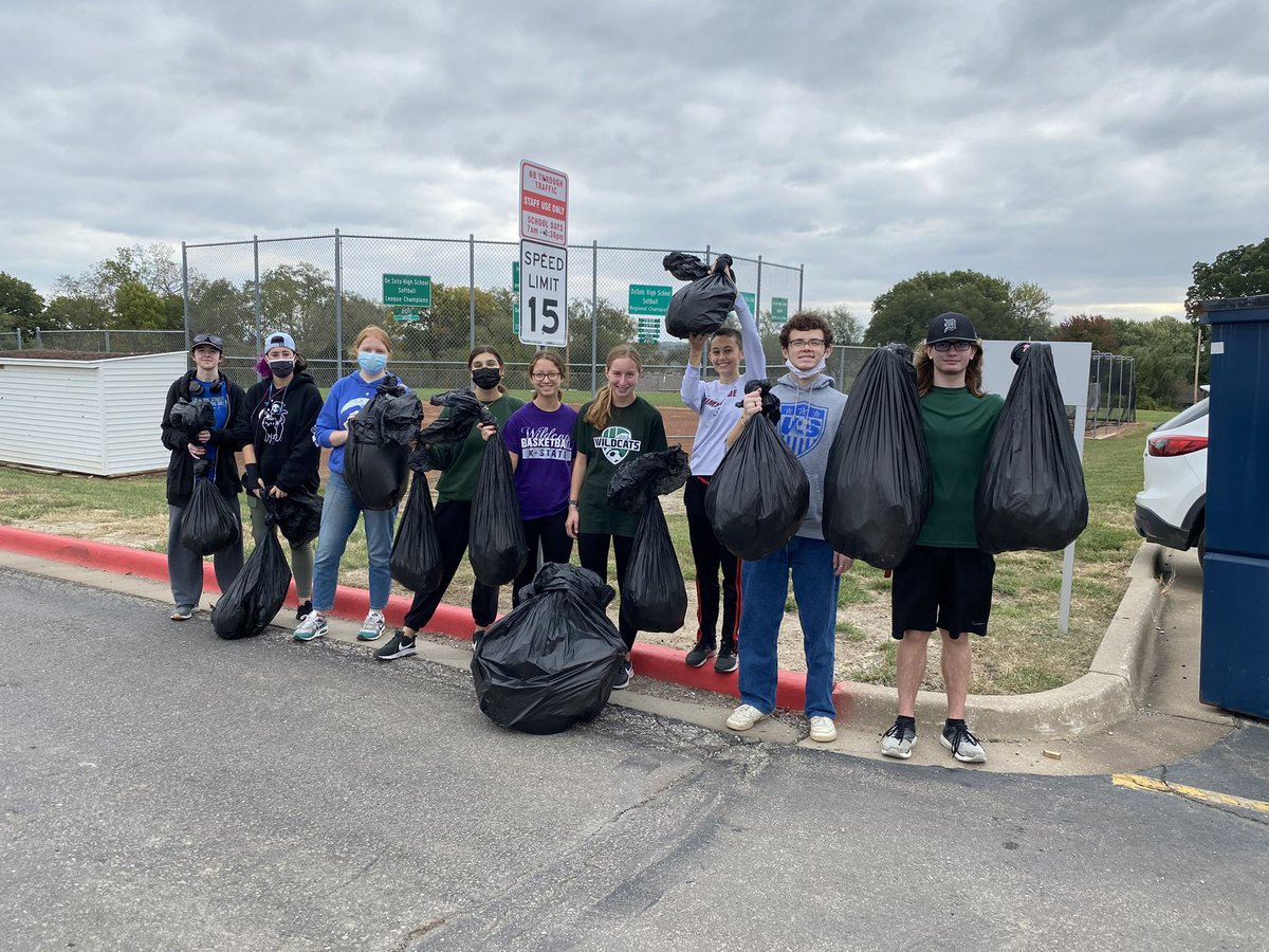 DeSotoWildcats's tweet photo. A group of DHS seniors picked up trash all around De Soto and volunteered at Lawrence Habitat for Humanity ReStore. #FutureReadyDay https://t.co/MxbtBB4ICT