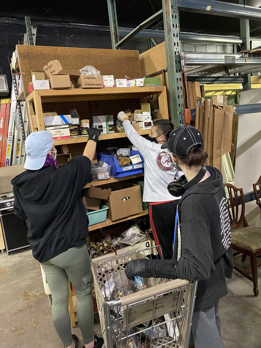 DeSotoWildcats's tweet photo. A group of DHS seniors picked up trash all around De Soto and volunteered at Lawrence Habitat for Humanity ReStore. #FutureReadyDay https://t.co/MxbtBB4ICT