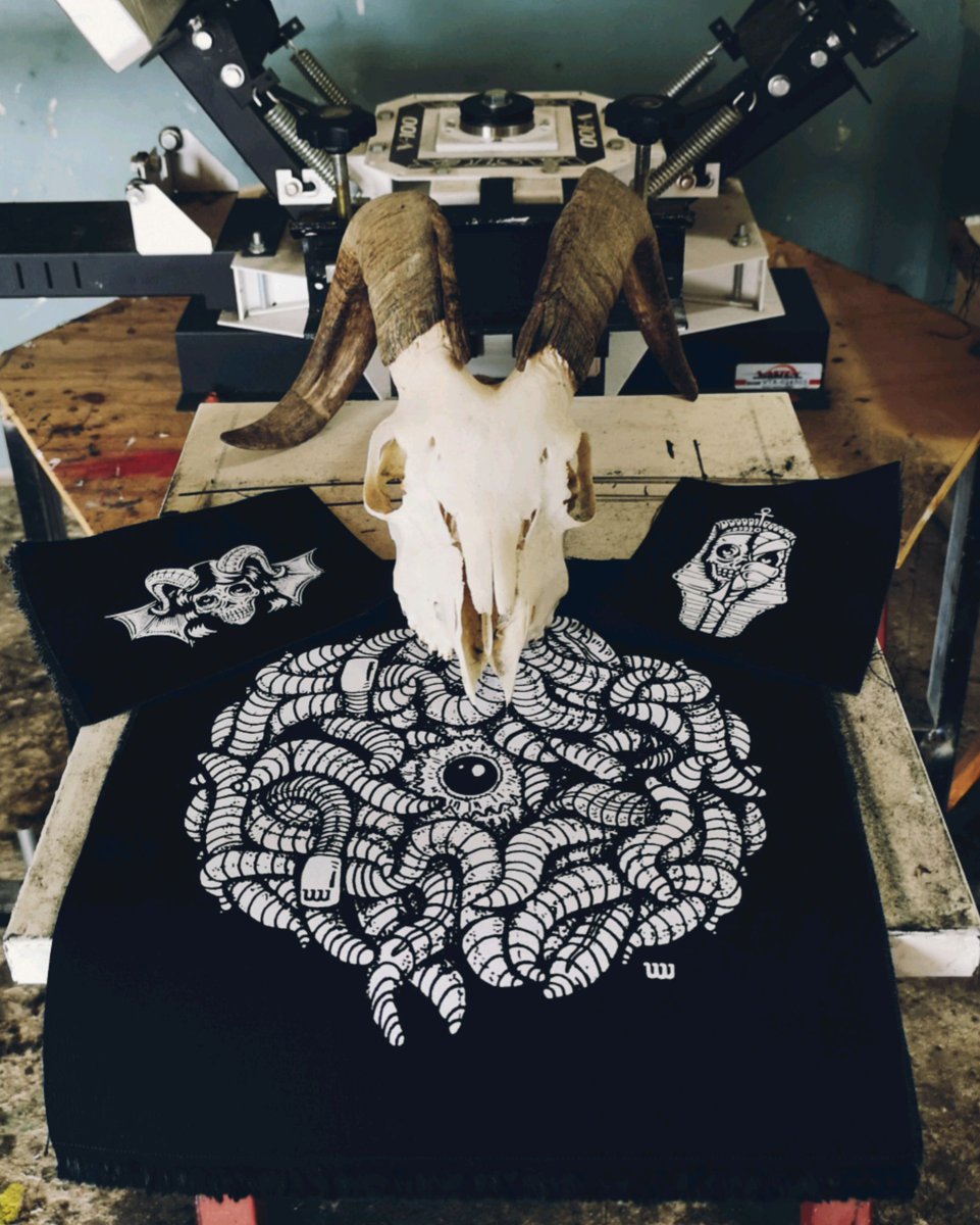 shop_pnd's tweet photo. Not a costume yet?
New patches available now!

#halloween #halloweenvibes #jeanjacket #ram #gothicpatch #punk #patches #punkpatches #gothic #fabric #screenprint #sewonpatches #patchesforjackets #animal #closeup https://t.co/8jiGKDByBq