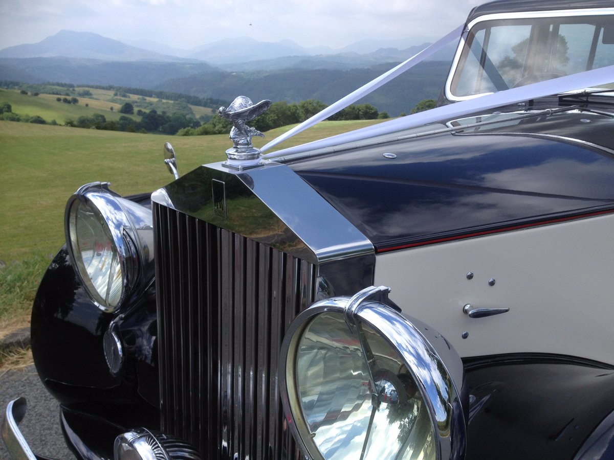 Wedding Cars in North Wales for hire with chauffeur meredithjonesfuneraldirectors.co.uk/wedding-cars.h… #weddingcarhirenorthwales #weddings #priodas @vintagecarhire