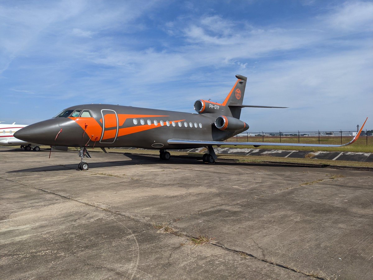 AlertaRacing's tweet photo. Ha llegado Max Verstappen al aeropuerto de Houston en este bellísimo Dassault Falcon 900EX.

📸 via [ JankyFunkbush/Reddit ] https://t.co/IqVIiQxjmQ
