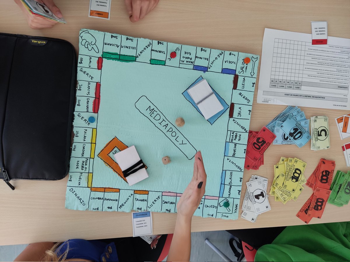 RenaixencaH's tweet image. Els jocs de taula creats per l'alumnat de 2n d'ESO, ambientats a l'edat mitjana, han anat prenent forma. Els hem provat i hem coavaluat els punts forts i què calia millorar. #projectedaula #eljoccomaeinaeducativa