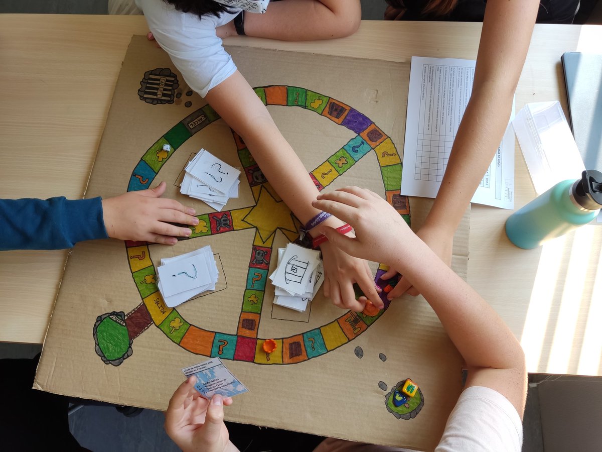 RenaixencaH's tweet image. Els jocs de taula creats per l'alumnat de 2n d'ESO, ambientats a l'edat mitjana, han anat prenent forma. Els hem provat i hem coavaluat els punts forts i què calia millorar. #projectedaula #eljoccomaeinaeducativa