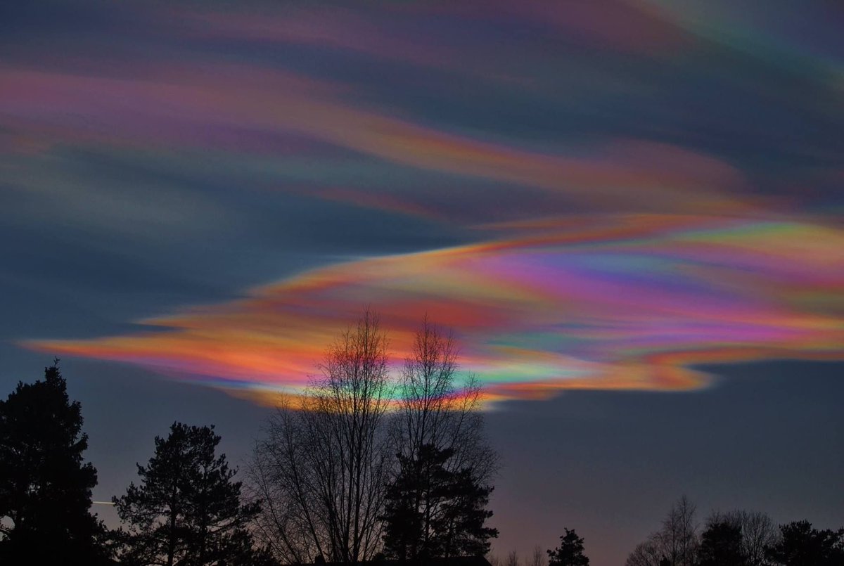 CycloneAnalyser's tweet photo. Top 4 Romantic Weather Phenomena to Set a Date
1:) #Aurora
2:) #Circularrainbow
3:) #LightPillars
4:) #Nacreous Clouds
In which phenomena will you like to set your Date?? https://t.co/J5bJmiJnhJ