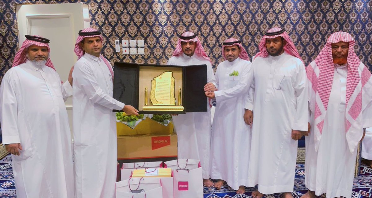 🔸31عاماً من #العطاء 🔸
🌟كفيت ووفيت ابا صالح فشكرًا بحجم عطائك 
✨احتفاء منسوبو ابتدائية ابو هريرة بالفاهمة بالاستاذ عبدالرحمن صالح الفلاحي بمناسبة تقاعده نسأل الله له التوفيق والسداد في قادم ايامه 
🌺🌺🌺