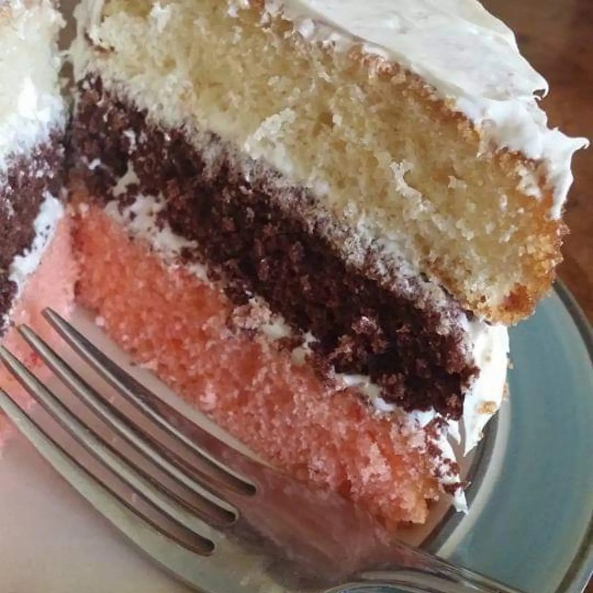 crystalwms527's tweet photo. This weeks Gimme Sum Sugar menu is; Neapolitan Cake (pictured) Coconut Cake, Butter Rum Cake, Carrot Cake Cheesecake, Amaretto Cake, Lemon Blueberry Cheesecake, Banana Pudding, Peach Cobbler, Banana Pudding Popcorn. Place your orders NOW to guarantee delivery. https://t.co/Gy11pERLtv