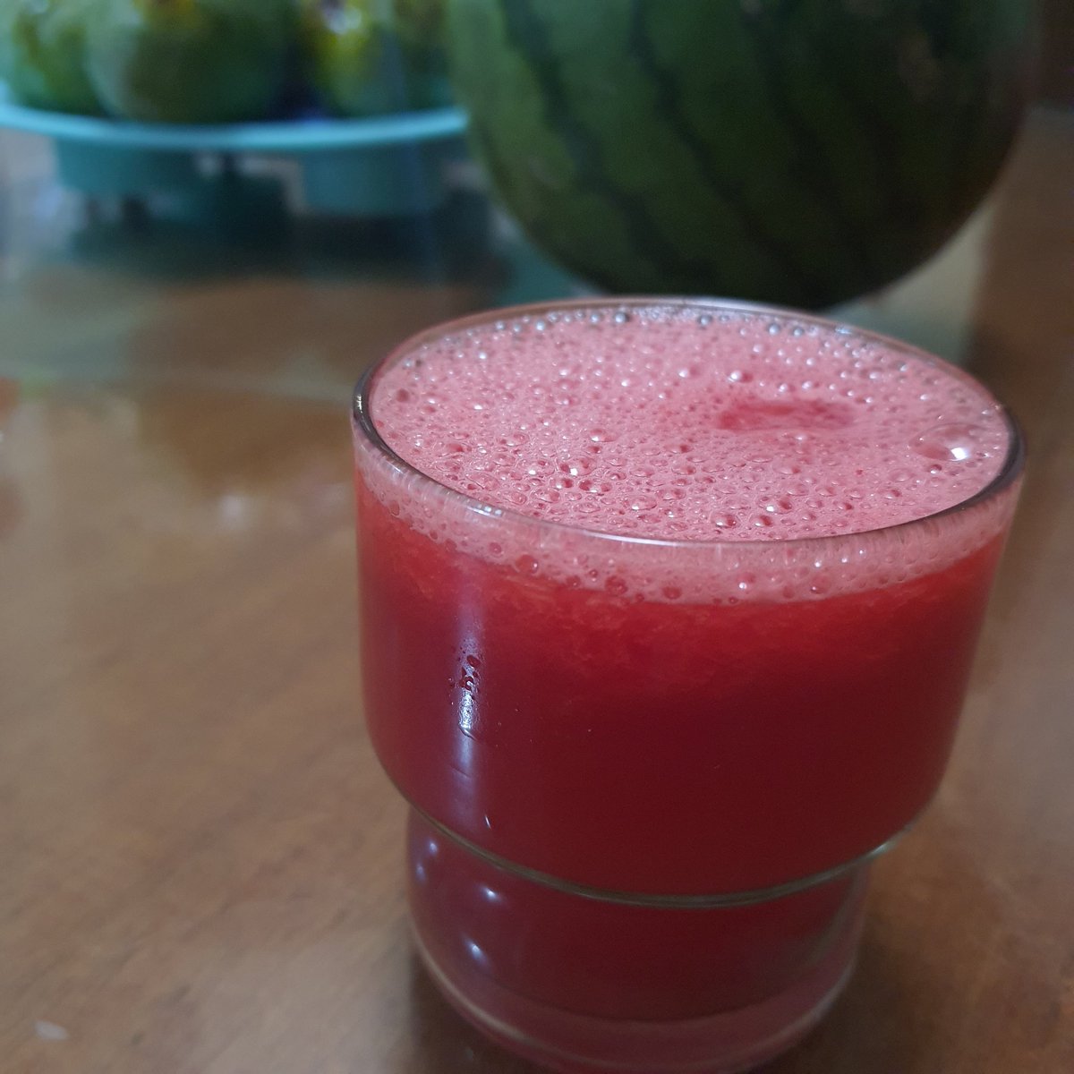 erikarlebang's tweet photo. Hore, puji Tuhan, sekarang udah lumayan milih semangka. 

Pertama tampilan fisik. Dari warna kulit kita bisa menebak, semangka yang baik  itu seperti apa? Kedua ketuk-ketuk dengan telapak tangan dilebarkan. Yang penuh dengan kandungan air akan menimbulkan suara khas https://t.co/vRqTlFfxbm