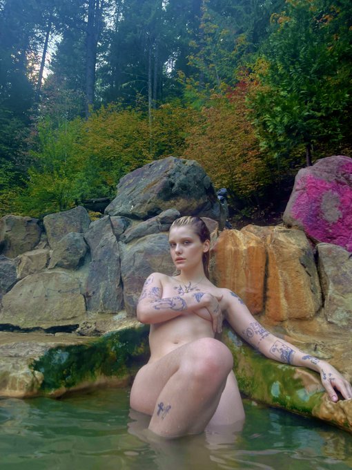i&rsquo;m censoring myself so nobody knows i&rsquo;m actually naked in this photo https://t.co/decIj7Dsn7