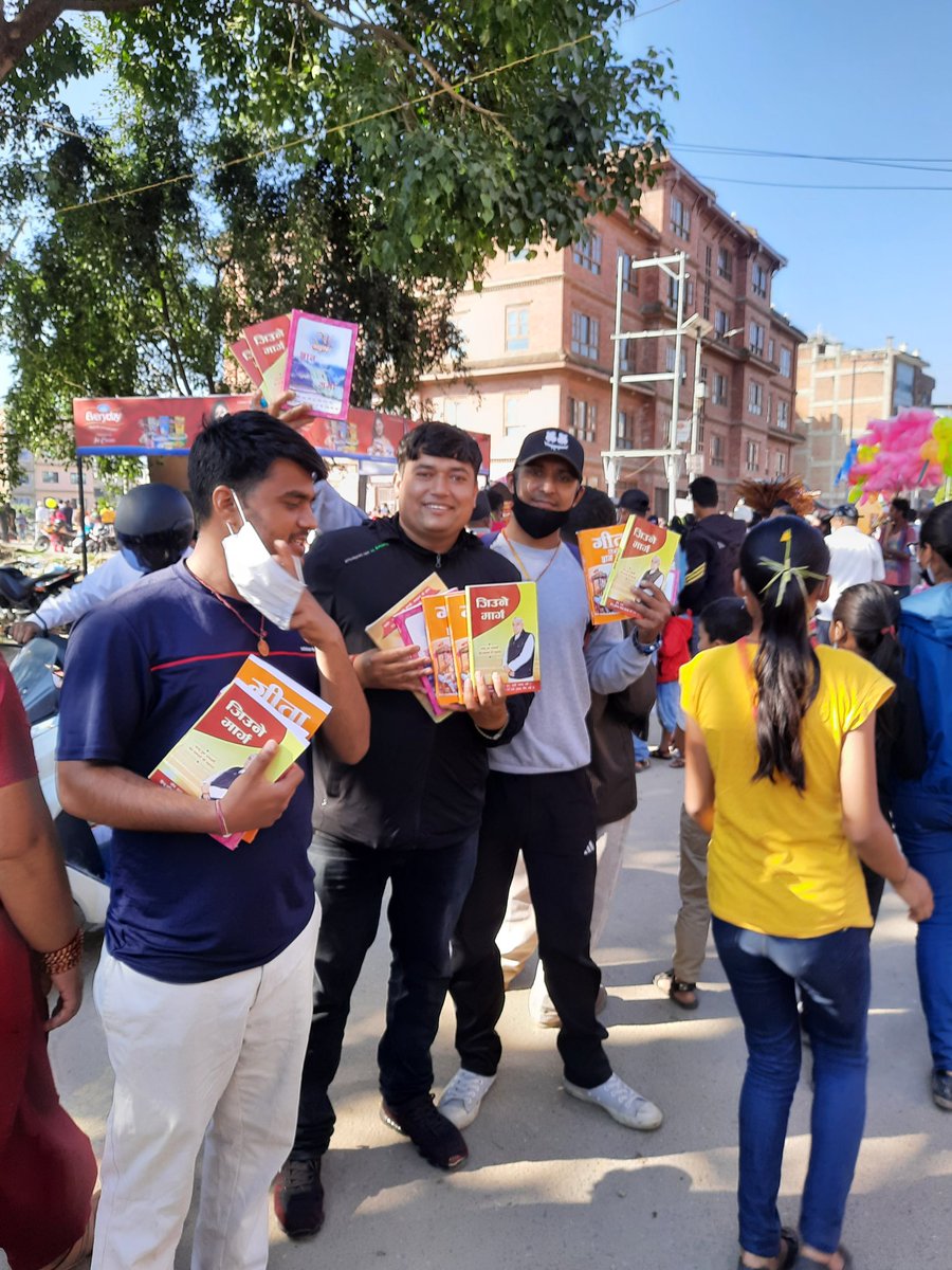 RamhariAd's tweet photo. #ThursdayMotivation
गरीब, झिलमिल दीपक तेज के, दशो दिशा दरहाल।
सतगुरु की सेवा करे, पावे मुक्ता माल।।
#GetFreeBooks 
#Book_Sewa https://t.co/b02QA32vGx
