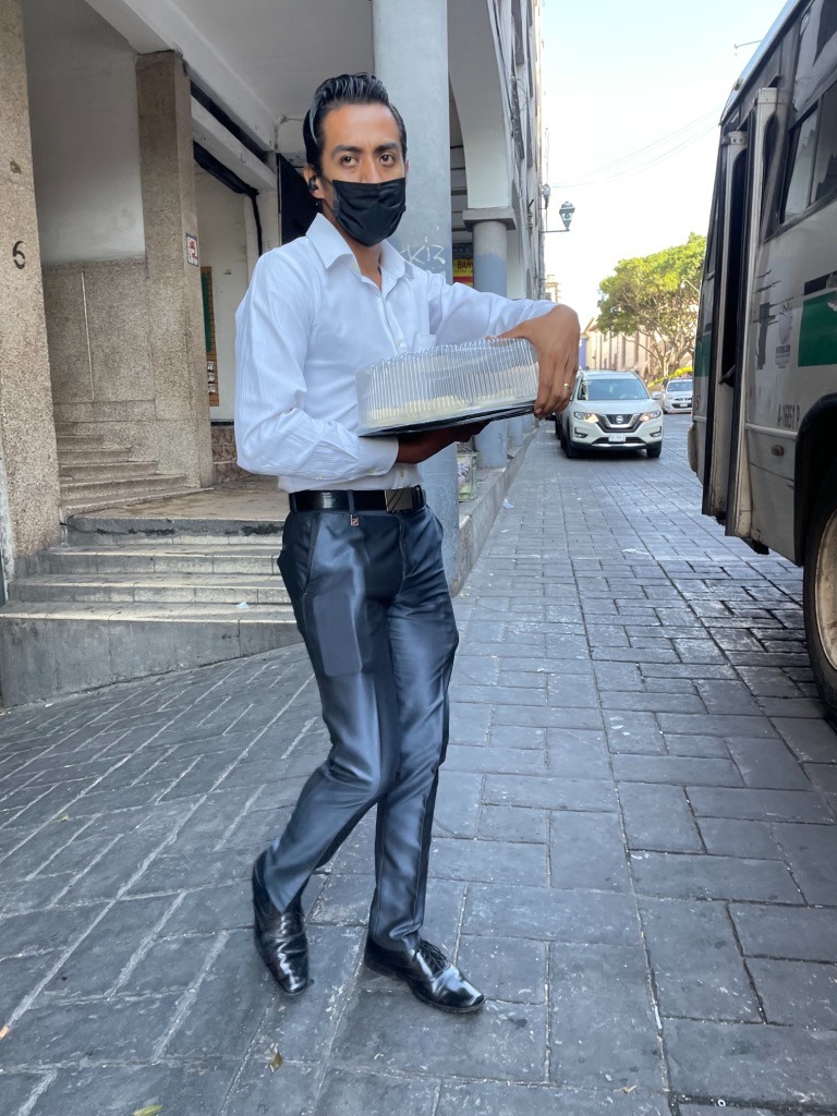 DiariodeMorelos's tweet photo. #Viral

VENDEDOR CON GRAN ESTILO

Dicen que la primera imagen cuenta. Y para este vendedor de gelatinas es crucial. Con un atuendo impecable, ofrece sus productos en las calles del primer cuadro de Cuernavaca, incluso en las rutas. https://t.co/l384qUea8W
