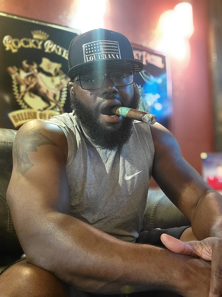 LewDawg85's tweet photo. #NowSmoking @ovcigars #TheOscar #CigarLife #ThatAshThough #SmokeChronicles #SmokeSession #SmokeSumBitch lil light footwork involved there. . https://t.co/4SOTxKTUim