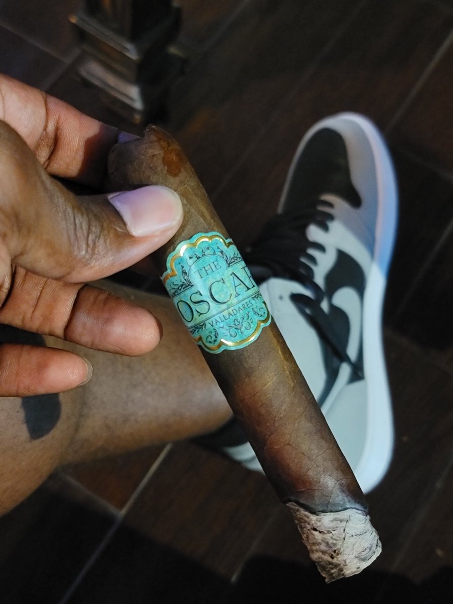 LewDawg85's tweet photo. #NowSmoking @ovcigars #TheOscar #CigarLife #ThatAshThough #SmokeChronicles #SmokeSession #SmokeSumBitch lil light footwork involved there. . https://t.co/4SOTxKTUim