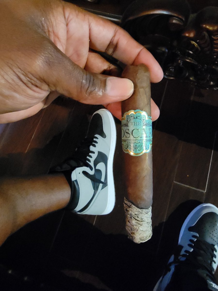 LewDawg85's tweet photo. #NowSmoking @ovcigars #TheOscar #CigarLife #ThatAshThough #SmokeChronicles #SmokeSession #SmokeSumBitch lil light footwork involved there. . https://t.co/4SOTxKTUim