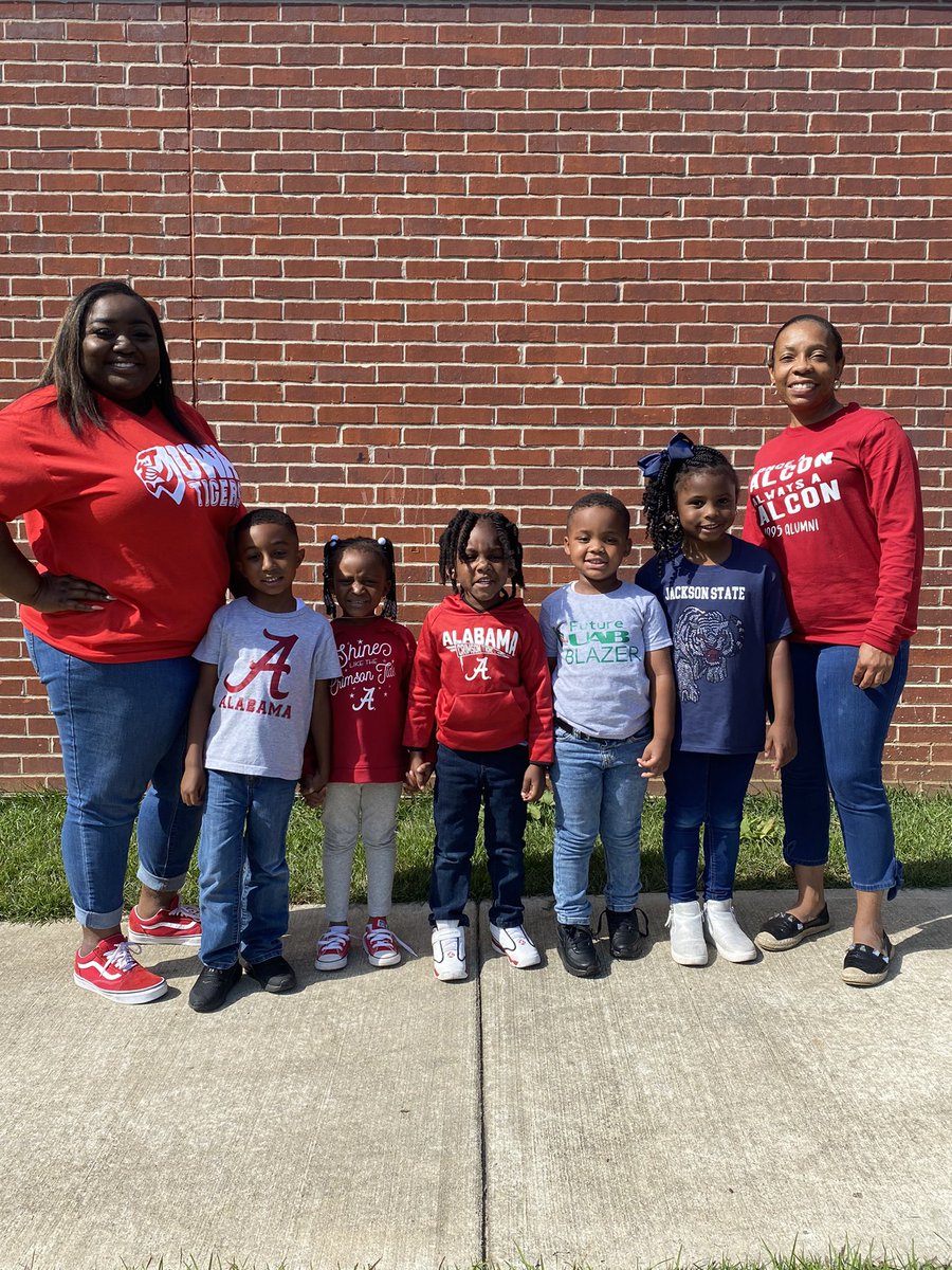 amjackson1022's tweet photo. Presenting the class of 2034 @oakdaleelement @TCSBoardofEd #uwatigers #uabblazers #uacrimsontide https://t.co/bNLcouf6Kq
