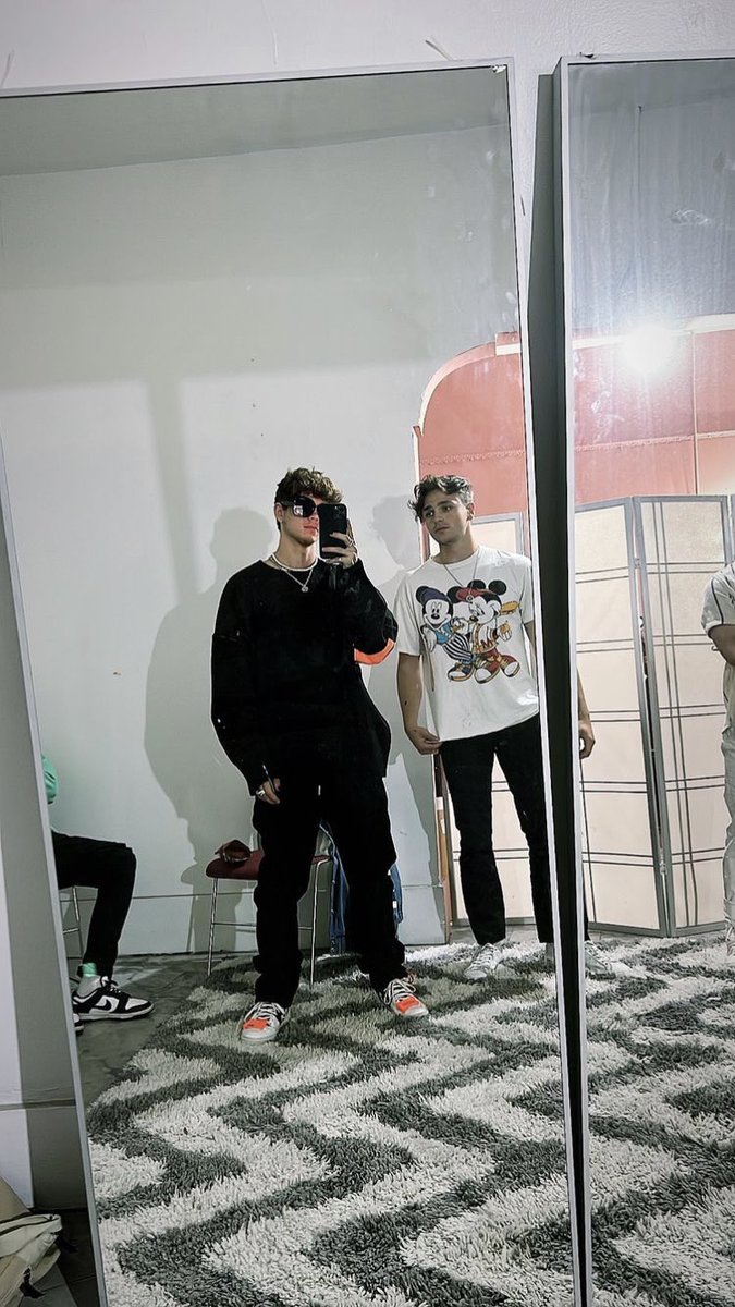UpdatesWDWMx's tweet photo. Jonah y Corbyn vía Instagram story de @whydontwemusic https://t.co/NC2XOTY6sX