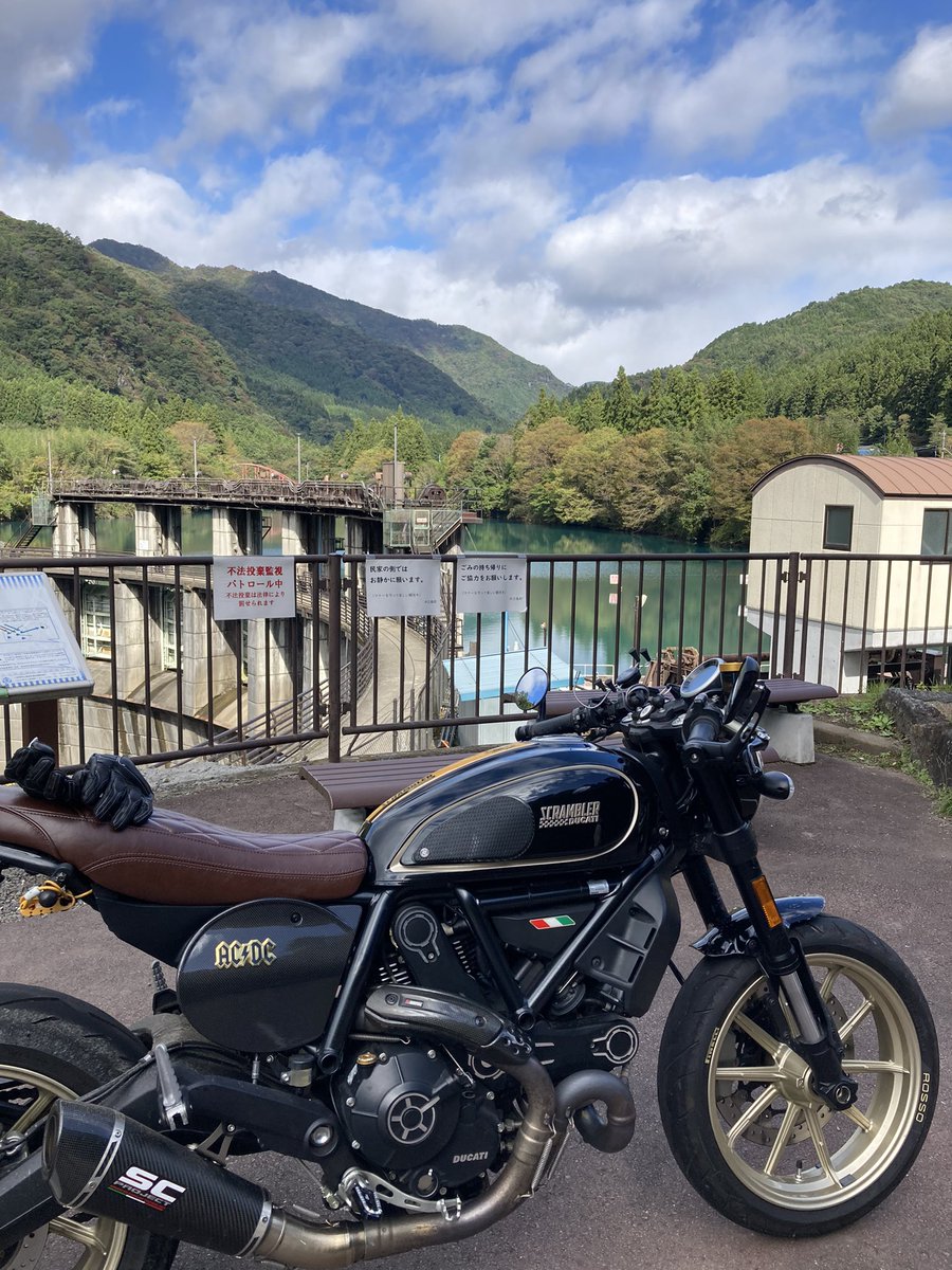 MotoSlacker's tweet image. 群馬県四万温泉手前の四万湖中之条ダムを走ってます。朝から天気良く最高！ダムの水多いわ〜