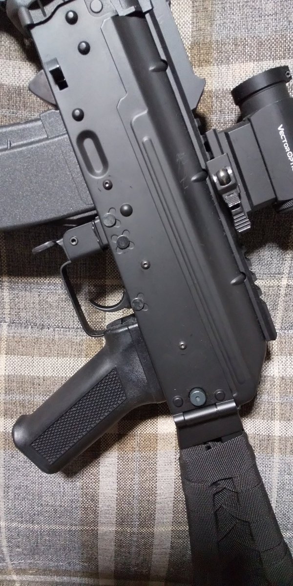 Bukisounin_KIRA's tweet photo. 今日の武器商人(笑)
#CYMA #CM035 #AKS74UN #クリンコフ 改造依頼→トップカバーレールに伴いサイドマウント排除🤔ボタンネジM3×4㍉で対応🉑いつものスパラジでラジコン用👍ネタでカラーネジ6㍉長を切断加工してワンポイント(笑)金色目立たねぇ⤵サイドマウント分ちょっと軽量化🤓 https://t.co/xyP31mH2xC
