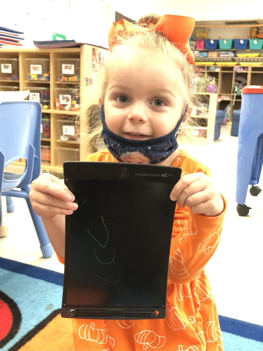 ConnellsCrew's tweet photo. Today we got to use the Boogie Boards to make doughnuts and bowls for #graphicspractice 🖊 #ToolsoftheMind @FSDVikings https://t.co/8KcduNUPUd