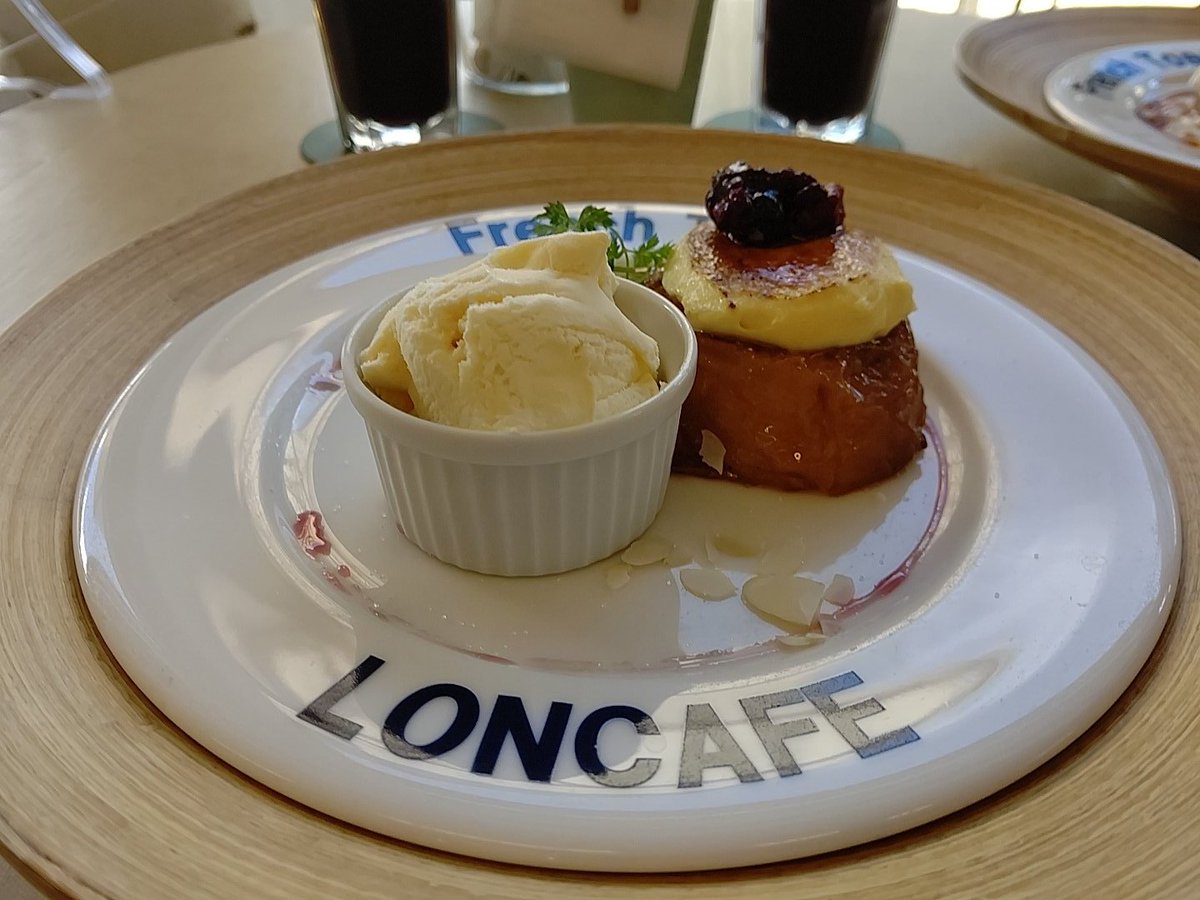 katsufry1's tweet photo. 江の島 LONCAFE
サムエルコッキング苑内のフレンチトースト専門店
お店によると日本最初のフレンチトースト専門店とのことでした。
画像は一番人気の「濃厚クリームブリュレフレンチトースト」です。
とにかく甘くて最高でした(^_^)
席によっては海の景色が眺められます！ https://t.co/JdmTKjB8NW