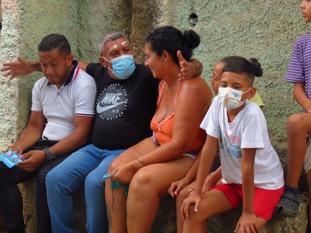 #AquiEstamos desde la Parroquia Las Brisas, nosotros los candidatos de la #UNIDAD seguimos pateando nuestras históricas calles, invitando a participar este #21Nov en las elecciones Regionales y Municipales, vamos con todo, arriba y a la izquierda en la tarjeta de la #UNIDAD