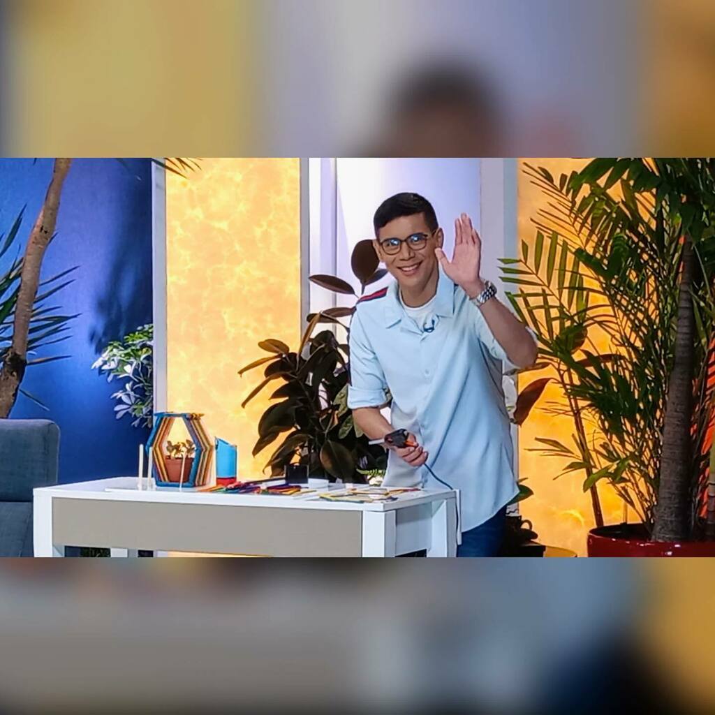 NET25TV's tweet photo. Sawa na ba kayo sa mga plain walls? Gawing masaya at makulay ang inyong bahay. Why not lagyan natin ng dekorasyon ang inyong dingding? ๐
Narito si @kuyatonipet para bigyan kayo ng #ToniTips! ๐ก
#KadaUmaga #ToniTips #NET25 https://t.co/gQef0IaLRn https://t.co/sfFDLWTk2o