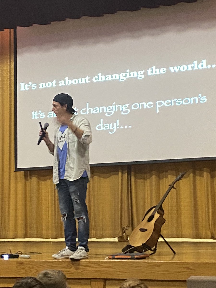 MichelleHoy2's tweet photo. @Joe_Beckman nailed it! New Hampton teachers, students, and community heard your message loud and clear… 
1. “human connection” 🤝
2. “It’s not about changing the world, it’s about changing someone’s day.”🥰
3. “Love your face!”😘
4. Difference Maker 👏
#NHtribe https://t.co/QFZ8X0kNM3
