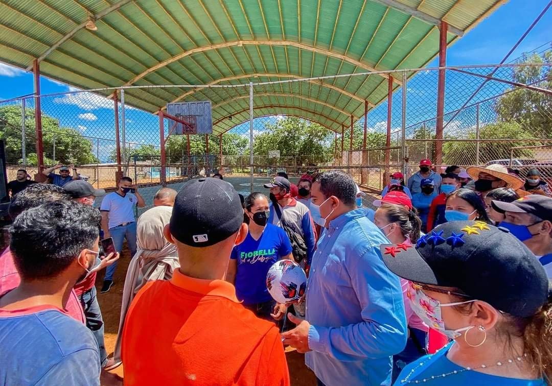 PartidoPSUV's tweet image. 🚩 Candidata a la alcaldía del municipio Dabajuro, Fiorella Leal junto al candidato a gobernador, Víctor Clark realizan caminata por el sector Las Filipinas I y II, actividad en la que aprovecharon para evaluar los trabajos de recuperación vial de sus calles y cancha deportiva.