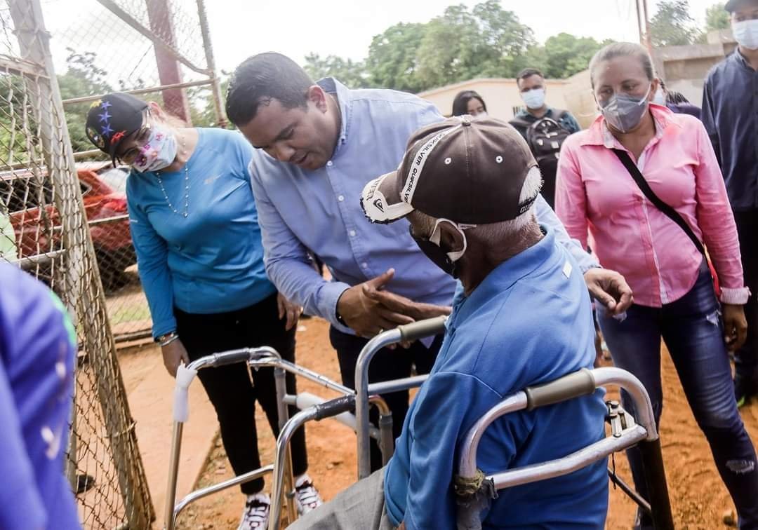 PartidoPSUV's tweet image. 🚩 Candidata a la alcaldía del municipio Dabajuro, Fiorella Leal junto al candidato a gobernador, Víctor Clark realizan caminata por el sector Las Filipinas I y II, actividad en la que aprovecharon para evaluar los trabajos de recuperación vial de sus calles y cancha deportiva.