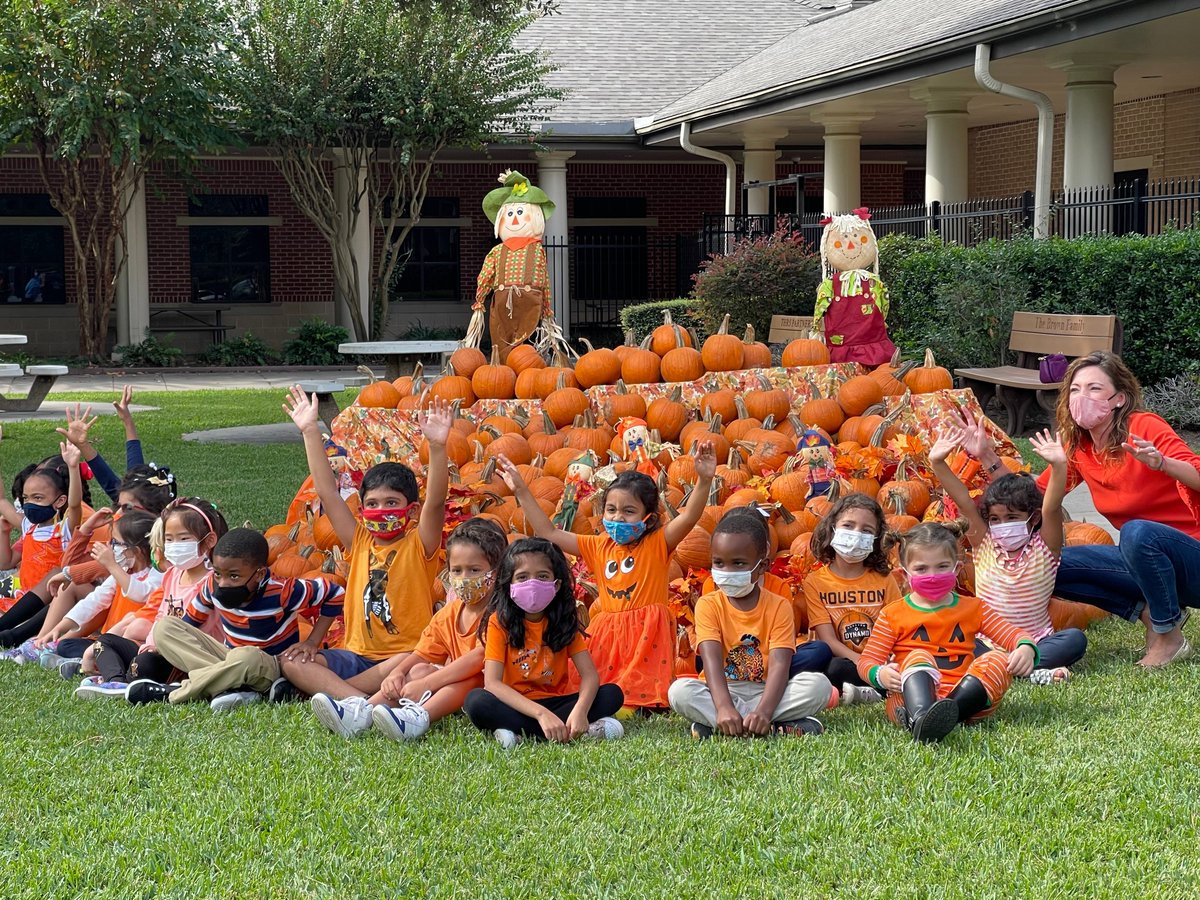 HonorRollSchool's tweet photo. Nothing like cooler temps and hundreds of pumpkins to get you in the Fall Spirit!  Students from Toddler to 8th grade all participated in the annual PARTNERS Pumpkin Patch event!  And our wonderful parent volunteers made this happen! https://t.co/VfnlZ4ZfHo