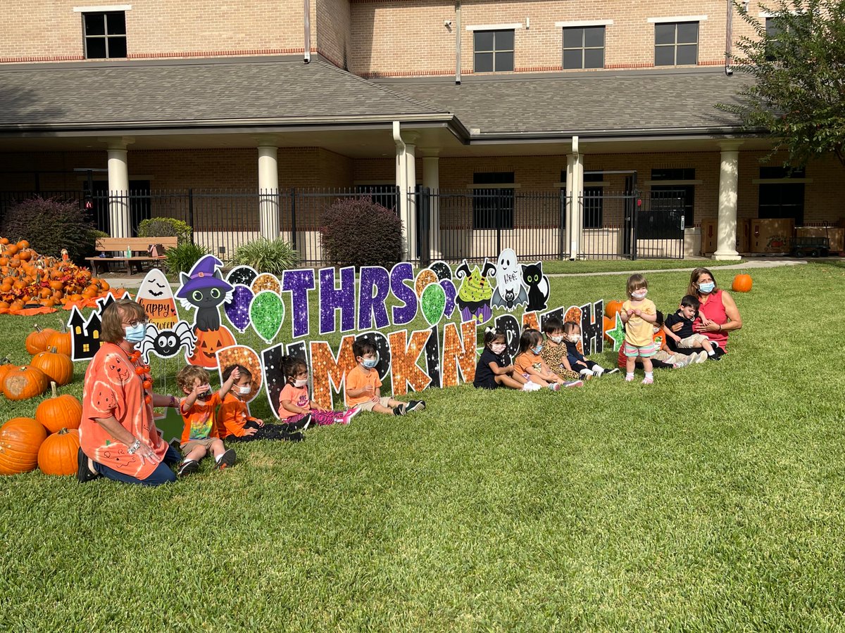 HonorRollSchool's tweet photo. Nothing like cooler temps and hundreds of pumpkins to get you in the Fall Spirit!  Students from Toddler to 8th grade all participated in the annual PARTNERS Pumpkin Patch event!  And our wonderful parent volunteers made this happen! https://t.co/VfnlZ4ZfHo