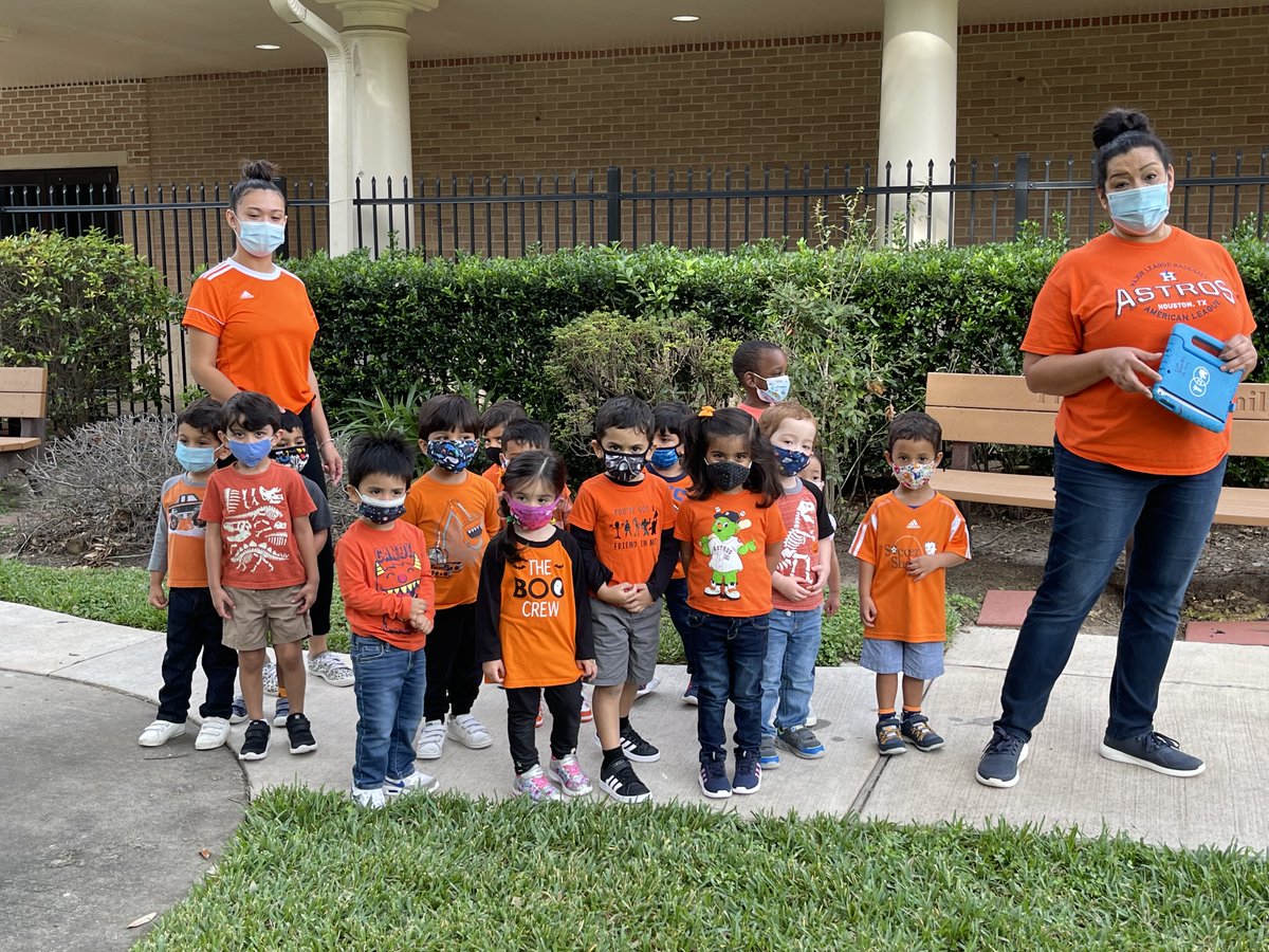 HonorRollSchool's tweet photo. Nothing like cooler temps and hundreds of pumpkins to get you in the Fall Spirit!  Students from Toddler to 8th grade all participated in the annual PARTNERS Pumpkin Patch event!  And our wonderful parent volunteers made this happen! https://t.co/VfnlZ4ZfHo