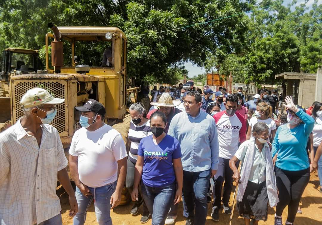 PartidoPSUV's tweet image. 🚩 Candidata a la alcaldía del municipio Dabajuro, Fiorella Leal junto al candidato a gobernador, Víctor Clark realizan caminata por el sector Las Filipinas I y II, actividad en la que aprovecharon para evaluar los trabajos de recuperación vial de sus calles y cancha deportiva.