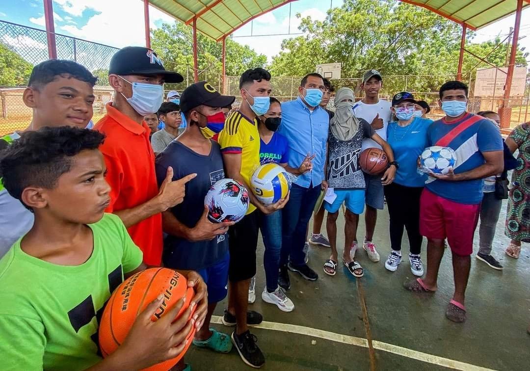 PartidoPSUV's tweet image. 🚩 Candidata a la alcaldía del municipio Dabajuro, Fiorella Leal junto al candidato a gobernador, Víctor Clark realizan caminata por el sector Las Filipinas I y II, actividad en la que aprovecharon para evaluar los trabajos de recuperación vial de sus calles y cancha deportiva.