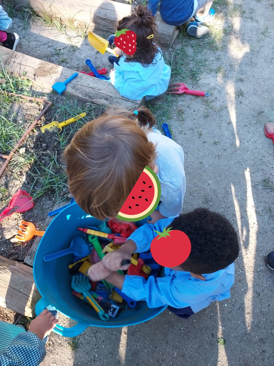 En "Nuevo Mundo" Ceip "Santa Maria" es genial ir al huerto. Actividades al aire libre, preparar la tierra..
Vuelven emocionados diciendo que han estado echando agua con "la regaleda". 3 años que tienen mucho por descubrir... cpsantamaria.es