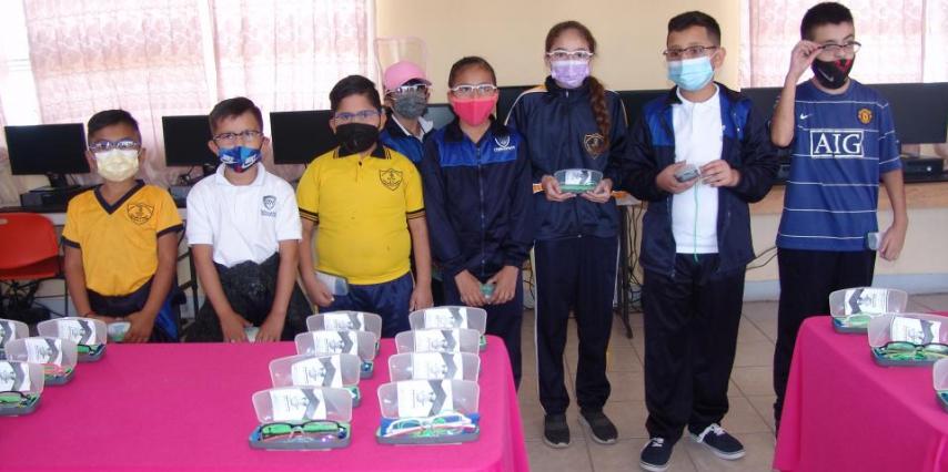 SHGobChih's tweet photo. A través de @SEECHIHUAHUA
realizamos la entrega de anteojos  en 62 escuelas primarias y secundarias del estado. 

Con esta entrega beneficiamos a más de 2 mil alumnas y alumnos con problemas visuales. #JuntosSiPodemos >>https://t.co/zhb9rRzGUp https://t.co/sQrbu5etRB