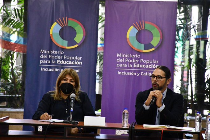 GrauG13's tweet photo. #Caracas 🇻🇪 | Min. @luchaalmada dirigió Taller de Redes Sociales y Comunicación, junto a la Min. @_LaAvanzadora en la sede del @MPPEDUCACION en aras de aprender técnicas y estrategias para la comunicación eficaz.
@Danielcustodio3 @RosangelaOrozco
#PuebloQueProduceYVence https://t.co/QbNjO7Z9Fw
