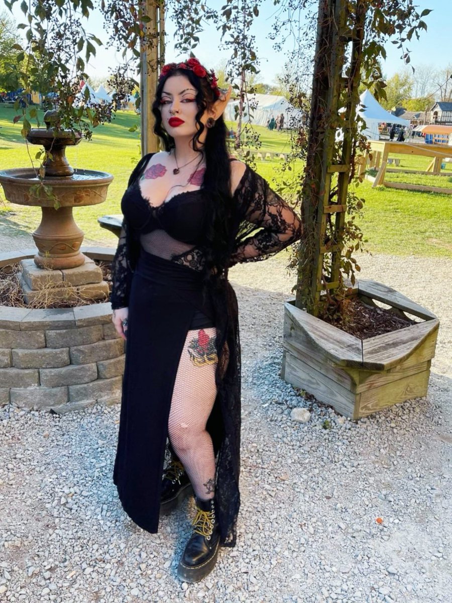 TheGothRapunzel's tweet photo. I am a hot elf and you cannot tell me otherwise #goth #elf #gothicelf #makeup https://t.co/R7FiTZ6tEV