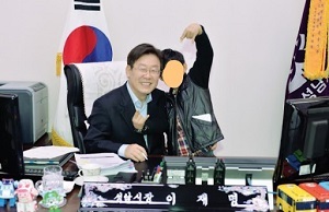 newsgongjang's tweet photo. 다 조폭인가요!? ㅋㅋㅋ https://t.co/kwnuhEVjLC