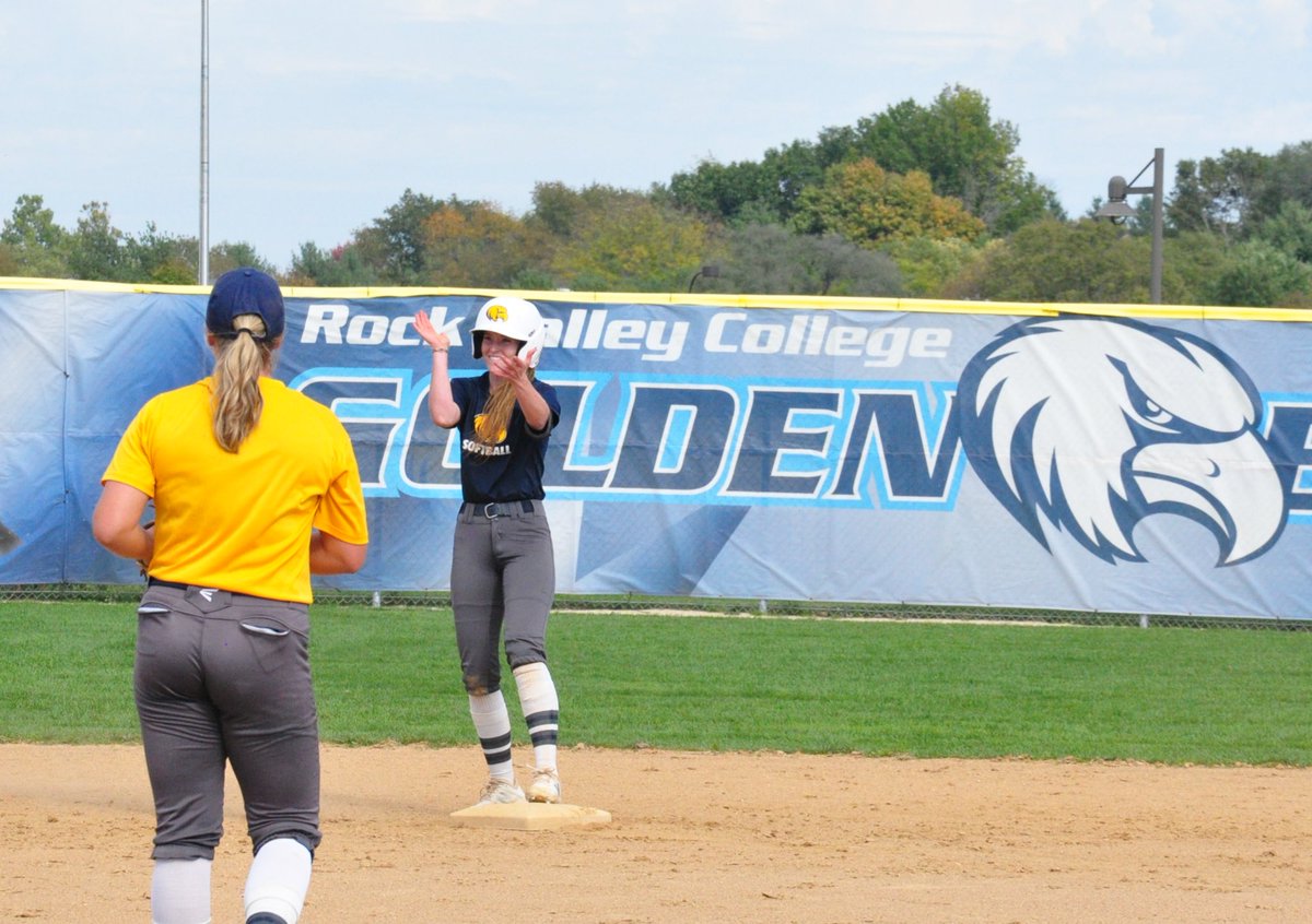 RVC_Softball's tweet photo. #NavyTeam 📸 https://t.co/5pfNP8PqvX