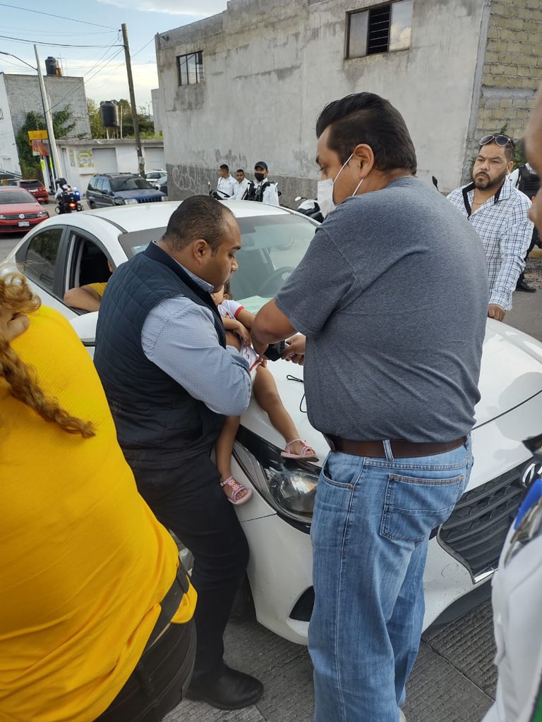agCussi's tweet photo. #ActitudDeVida

En momentos convulsos las  buenas noticias siempre aligeran la carga. Felicito a “Bomber” oficial de ayudantía quien, además es paramédico, y salvó la vida de una pequeña que se ahogaba. https://t.co/eoPcZJkexC