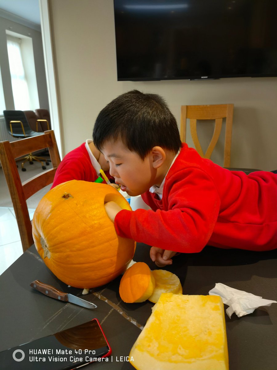 EveYifan's tweet photo. #AFSpumpkins Lucas(C4) named his pumpkin Scary and Arthur(C1) called his pumpkin Spiky because he's got a spiky nose :) @ArchibaldFirst https://t.co/X1dn9nIWgw