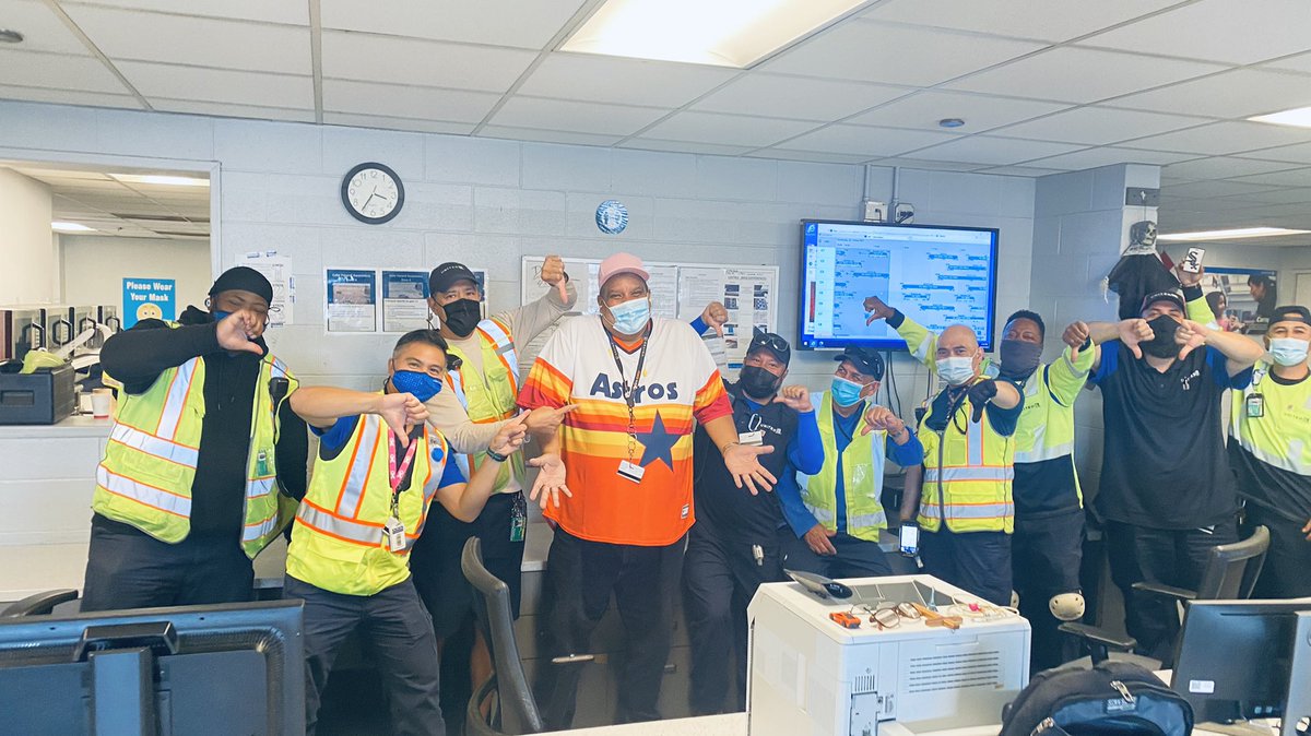 The indignity of paying off a losing a bet to <a href="/billwatts_11/">Bill Watts</a>    Astros won and White Sox Lost. I wore an Astros shirt for a day.  Definitely the most noticed guy on the ORD ramp today 😩😩<a href="/weareunited/">We Are United</a>