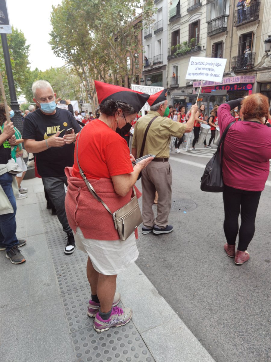 FiguerasRicardo's tweet photo. La miliciana comunica a sus colegas palentinos lo orgullosa que está de sus paisanos turolenses ahora que ya sabe la respuesta correcta. #pelotazoeolicoteruel #quenosoiganenmadrid #16oconaliente #renovablessiperonoasi https://t.co/5peve1gGAE